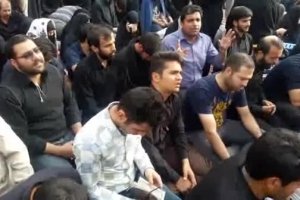 جمعی از جوانان جلسه روبروی ایوان طلای آقا امیرالمؤنین(ع) ،همراه با مداحی کربلایی هادی اقبال