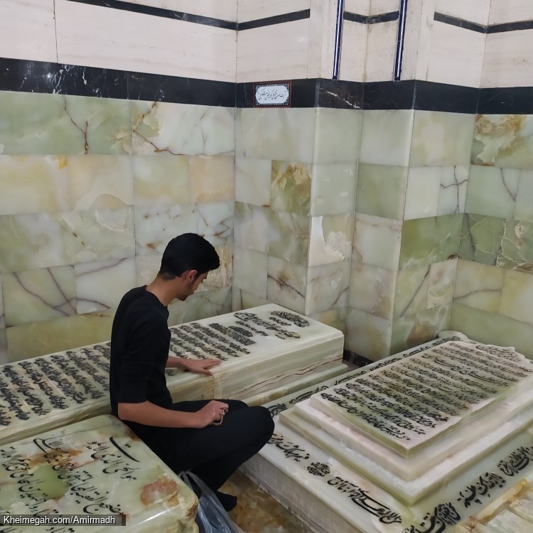 بر سر مزار آیت الله مشکینی