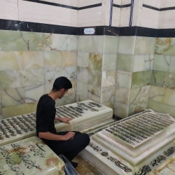 بر سر مزار آیت الله مشکینی