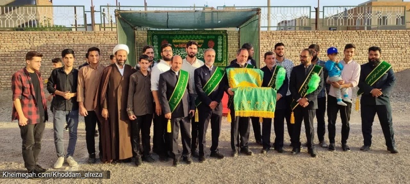 متبرک شدن جلسه با پرچم امام رضا وحضور خدام رضوی در هئیت خدام الرضا