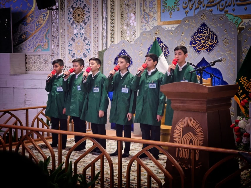 عکس از اجرای اولین گروه سرود با لباس خادمی