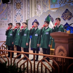 عکس از اجرای اولین گروه سرود با لباس خادمی
