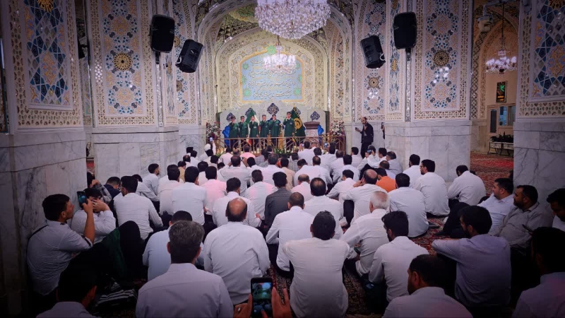 عکس از اجرای اولین گروه سرود با لباس خادمی