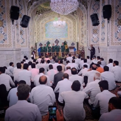 عکس از اجرای اولین گروه سرود با لباس خادمی