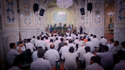 عکس از اجرای اولین گروه سرود با لباس خادمی