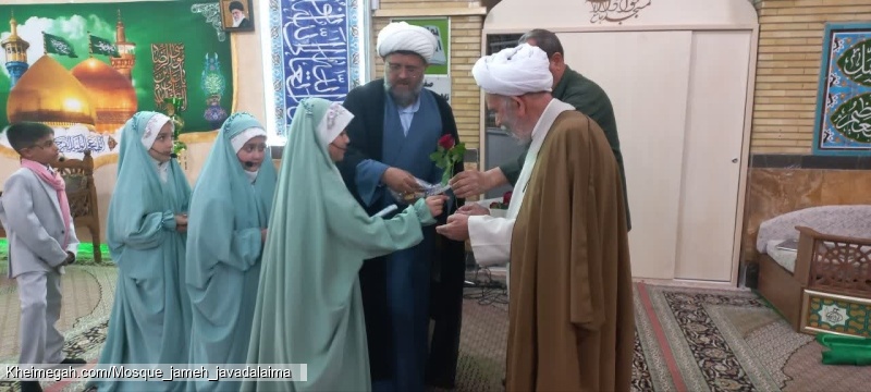اهداء جوایز به دختران در روز دختر