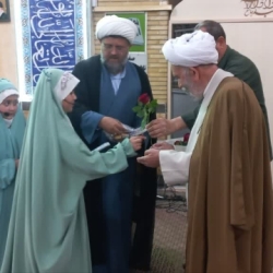 اهداء جوایز به دختران در روز دختر