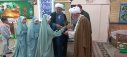 اهداء جوایز به دختران در روز دختر