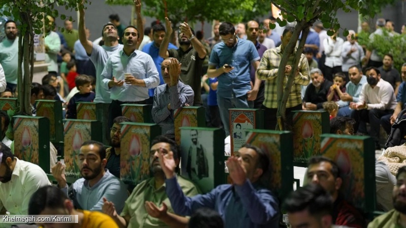 تصویر مراسم جشن شب ولادت امام رضا (ع) 18 اردیبهشت 1404 حاج محمود کریمی - هیات رایت العباس چیذر