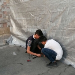 در حال برپا کردن حسینیه