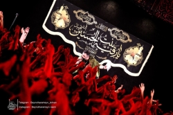 تصویر جلسه هیئت هفتگی 24 اردیبهشت 1404 - کربلایی جواد مقدم - هیئت بین الحرمین طهران - مسجد امام حسین