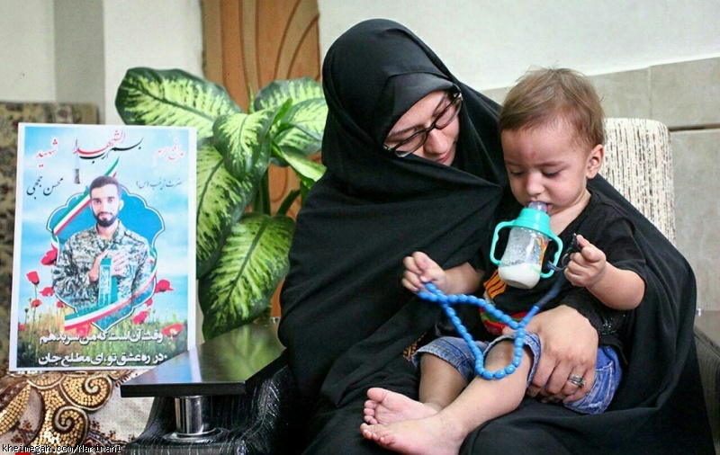 حضور کربلایی سید رضا نریمانی در منزل شهید مدافع حرم محسن حججی و دلجویی از خانواده شهید