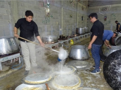 پخت اطعام برای ظهر روز شهادت