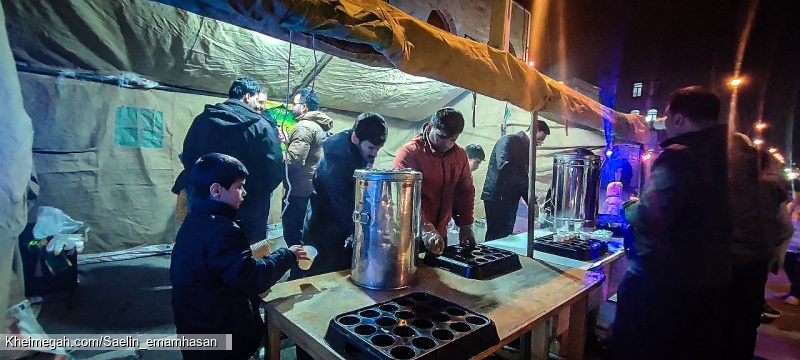 برپایی موکب پذیرایی شب نیمه شعبان 1403 توسط خادمین مسجدامام حسن مجتبی علیه السلام اسلام آباد زنجان