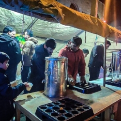 برپایی موکب پذیرایی شب نیمه شعبان 1403 توسط خادمین مسجدامام حسن مجتبی علیه السلام اسلام آباد زنجان