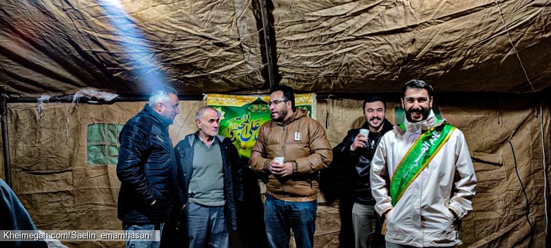 برپایی موکب پذیرایی شب نیمه شعبان 1403 توسط خادمین مسجدامام حسن مجتبی علیه السلام اسلام آباد زنجان