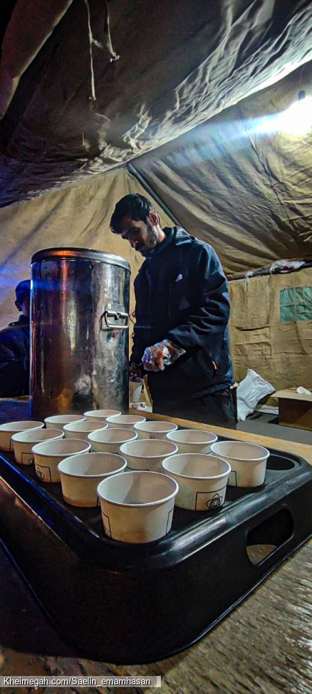 برپایی موکب پذیرایی شب نیمه شعبان 1403 توسط خادمین مسجدامام حسن مجتبی علیه السلام اسلام آباد زنجان