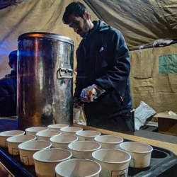 برپایی موکب پذیرایی شب نیمه شعبان 1403 توسط خادمین مسجدامام حسن مجتبی علیه السلام اسلام آباد زنجان