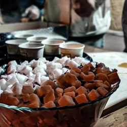 برپایی موکب پذیرایی شب نیمه شعبان 1403 توسط خادمین مسجدامام حسن مجتبی علیه السلام اسلام آباد زنجان
