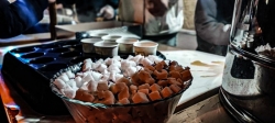 برپایی موکب پذیرایی شب نیمه شعبان 1403 توسط خادمین مسجدامام حسن مجتبی علیه السلام اسلام آباد زنجان